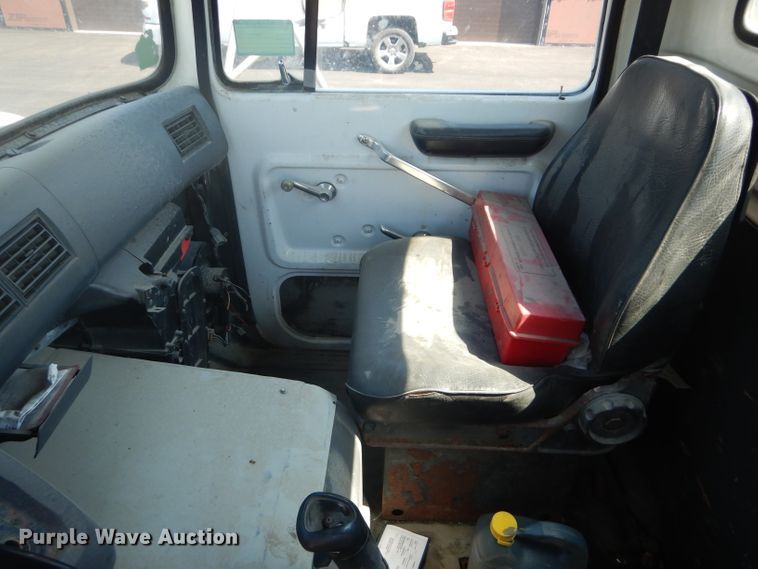 image for item DH4463 1996 Ford L9000  truck cab and chassis