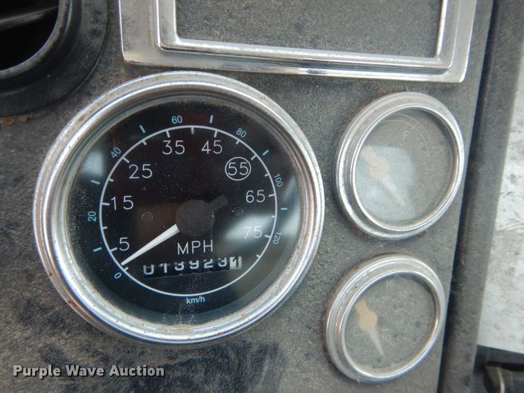 image for item DH4463 1996 Ford L9000  truck cab and chassis