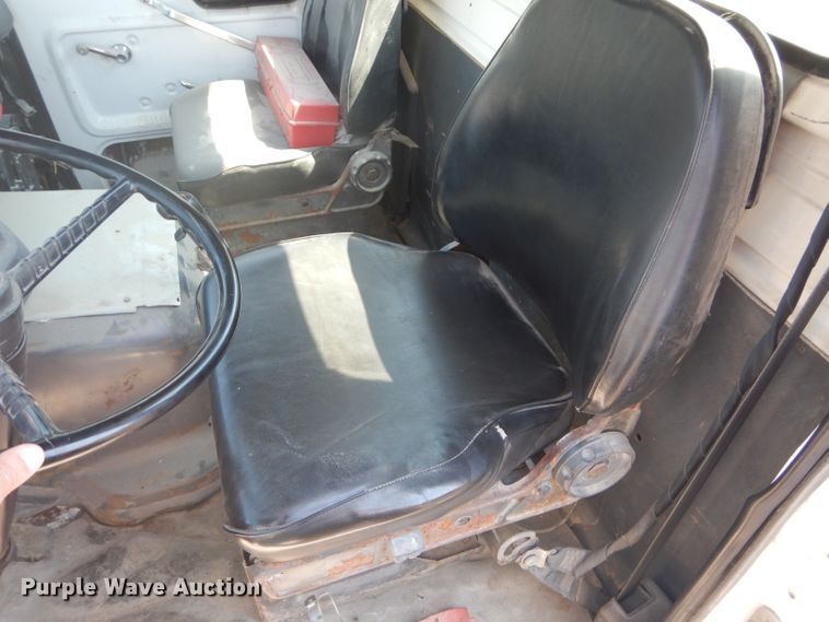 image for item DH4463 1996 Ford L9000  truck cab and chassis