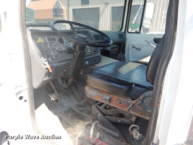 image for item DH4463 1996 Ford L9000  truck cab and chassis