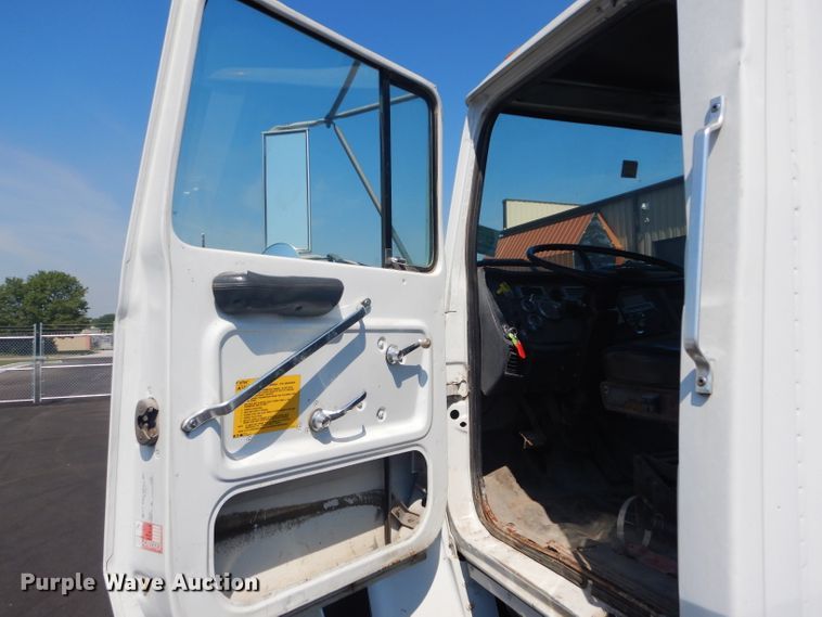 image for item DH4463 1996 Ford L9000  truck cab and chassis