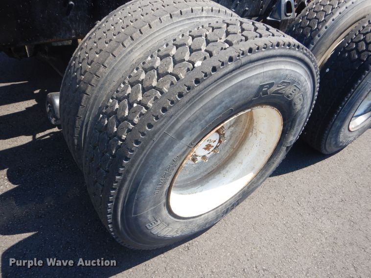 image for item DH4463 1996 Ford L9000  truck cab and chassis