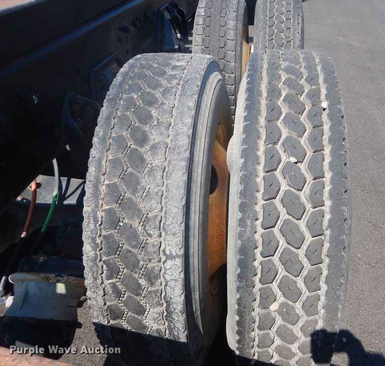 image for item DH4463 1996 Ford L9000  truck cab and chassis