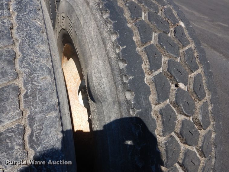 image for item DH4463 1996 Ford L9000  truck cab and chassis