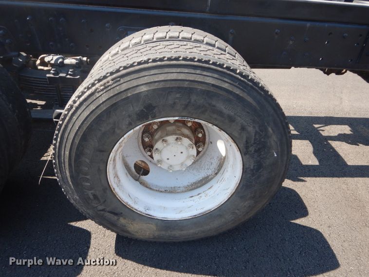 image for item DH4463 1996 Ford L9000  truck cab and chassis