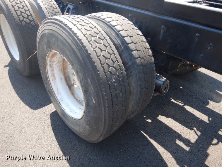 image for item DH4463 1996 Ford L9000  truck cab and chassis