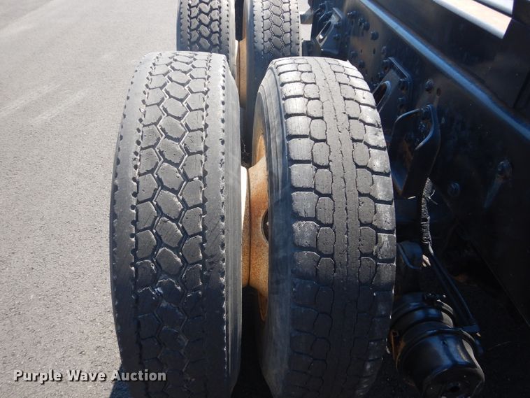 image for item DH4463 1996 Ford L9000  truck cab and chassis