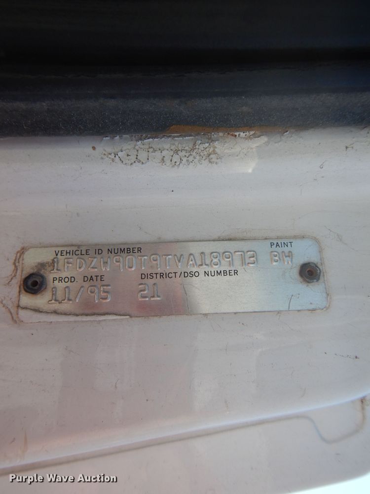 image for item DH4463 1996 Ford L9000  truck cab and chassis