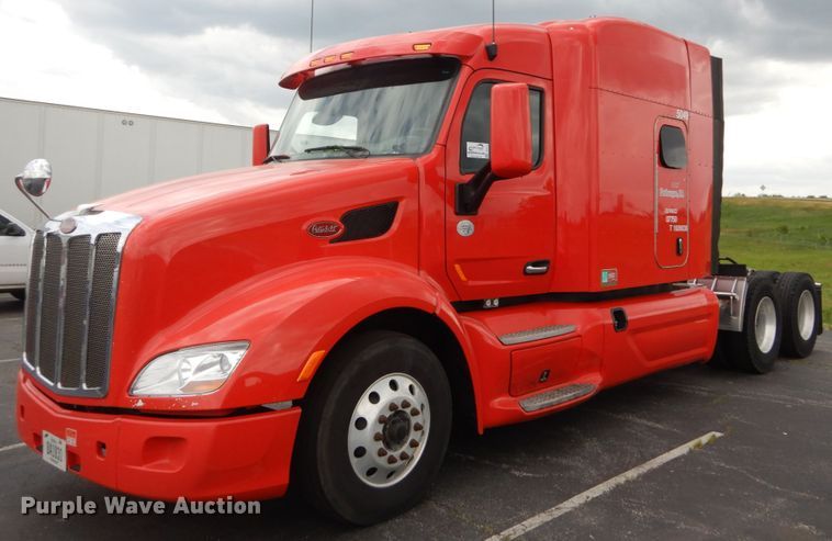 image for item DH5111 2015 Peterbilt 579  semi truck