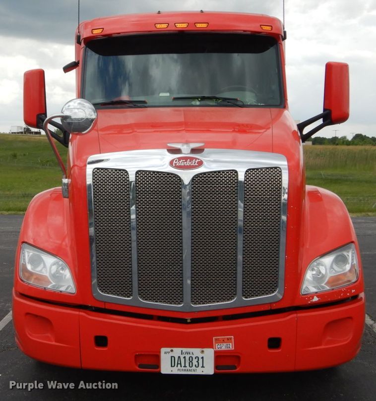 image for item DH5111 2015 Peterbilt 579  semi truck