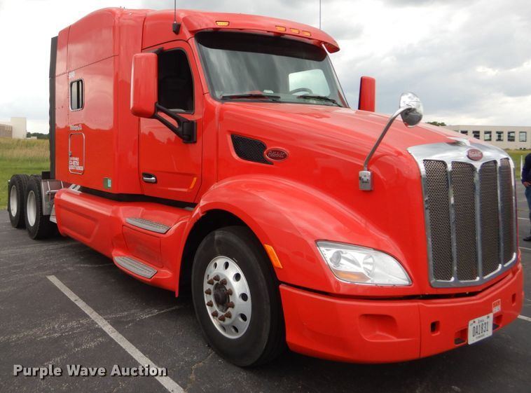 image for item DH5111 2015 Peterbilt 579  semi truck