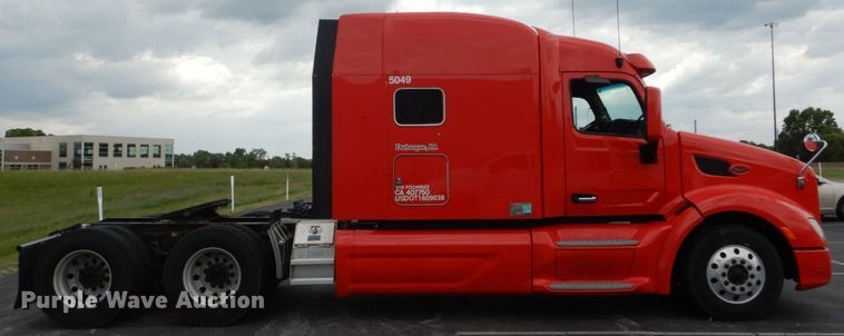 image for item DH5111 2015 Peterbilt 579  semi truck