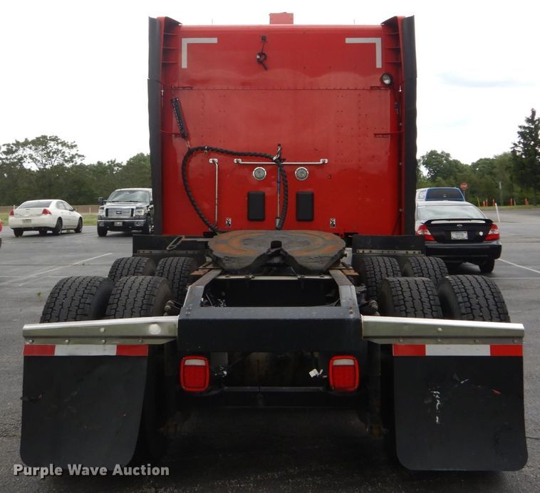 image for item DH5111 2015 Peterbilt 579  semi truck