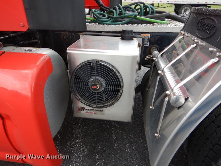 image for item DH5111 2015 Peterbilt 579  semi truck