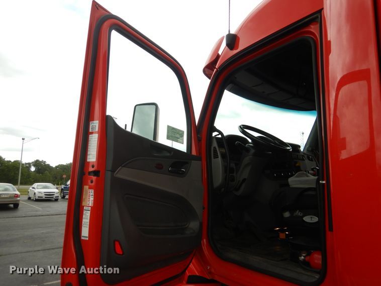 image for item DH5111 2015 Peterbilt 579  semi truck