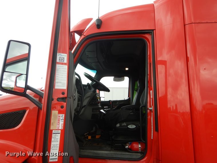 image for item DH5111 2015 Peterbilt 579  semi truck