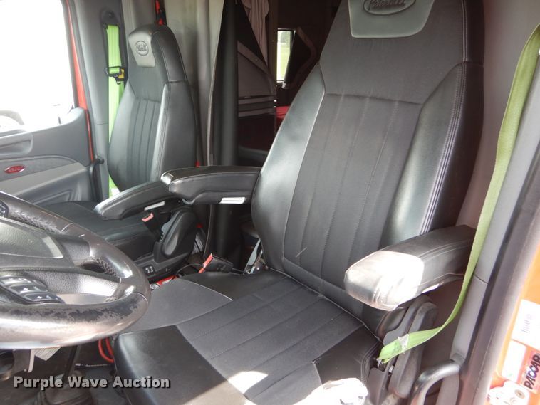 image for item DH5111 2015 Peterbilt 579  semi truck