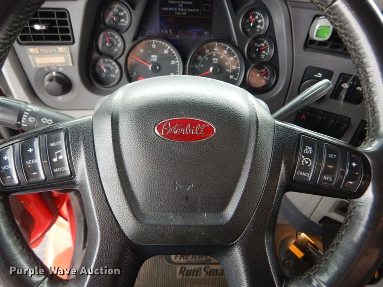 image for item DH5111 2015 Peterbilt 579  semi truck