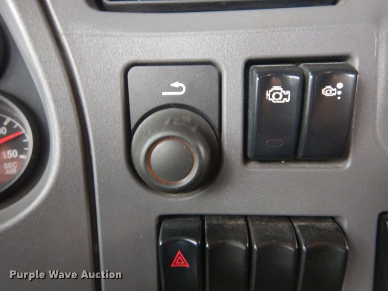 image for item DH5111 2015 Peterbilt 579  semi truck