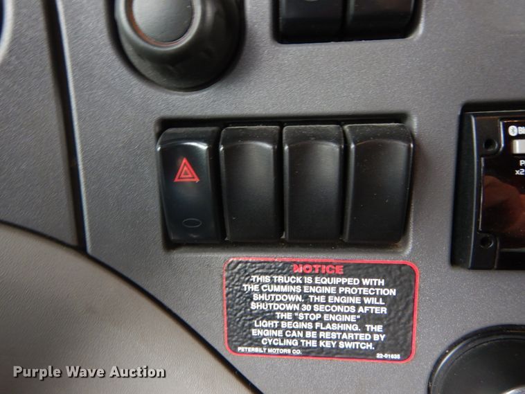 image for item DH5111 2015 Peterbilt 579  semi truck