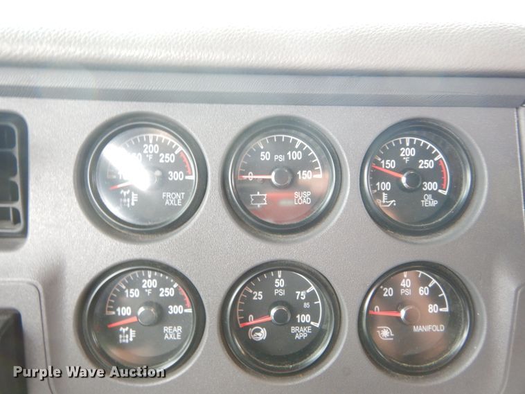 image for item DH5111 2015 Peterbilt 579  semi truck