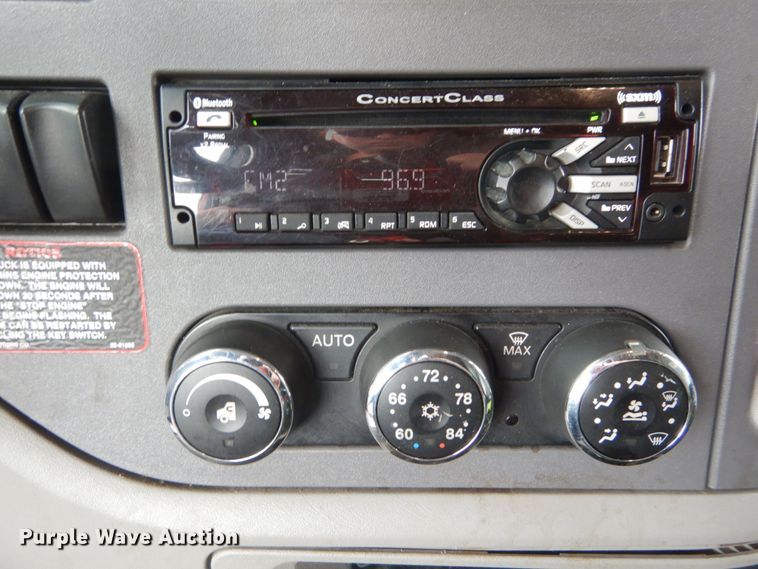 image for item DH5111 2015 Peterbilt 579  semi truck