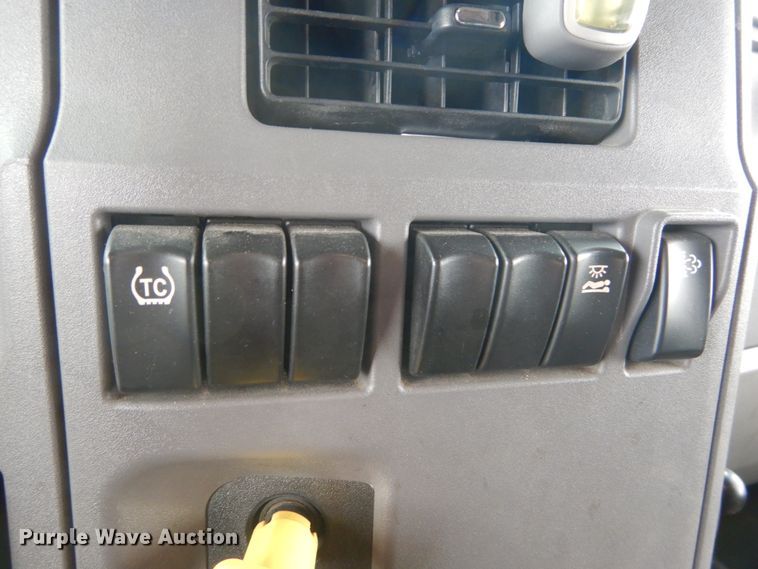 image for item DH5111 2015 Peterbilt 579  semi truck