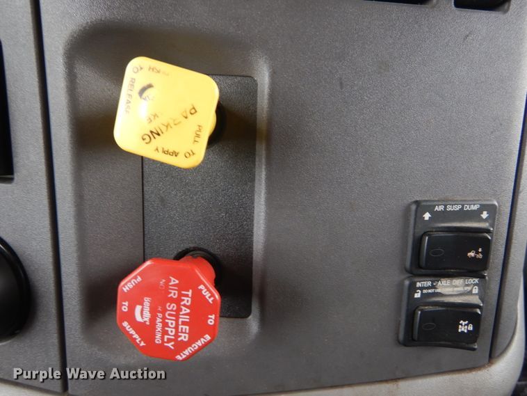 image for item DH5111 2015 Peterbilt 579  semi truck