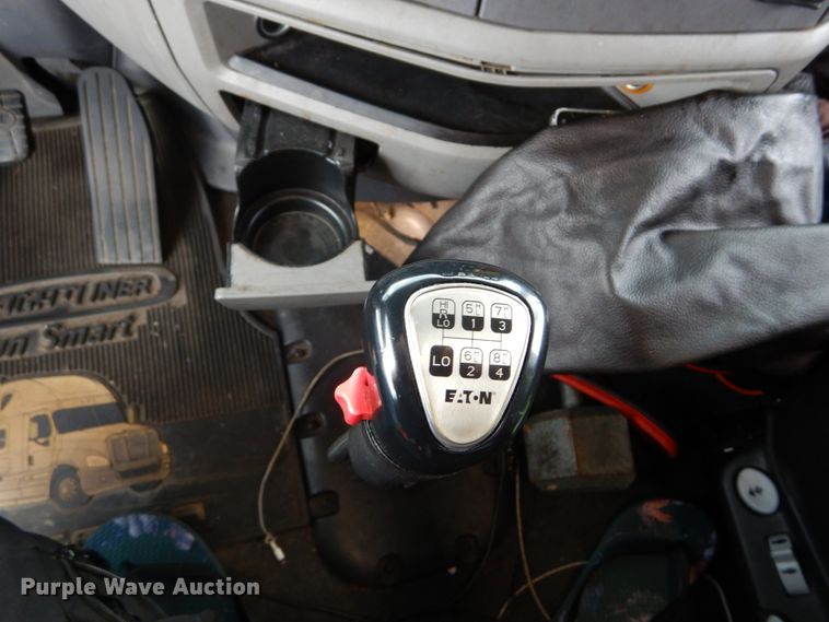 image for item DH5111 2015 Peterbilt 579  semi truck