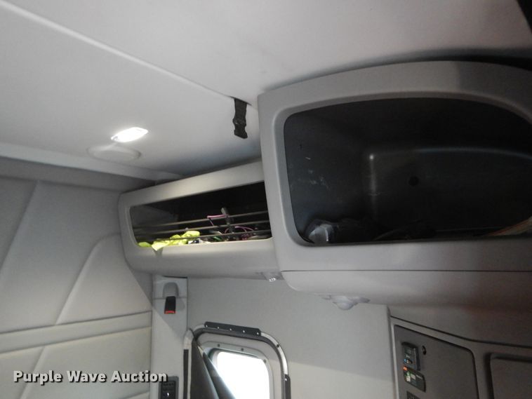 image for item DH5111 2015 Peterbilt 579  semi truck