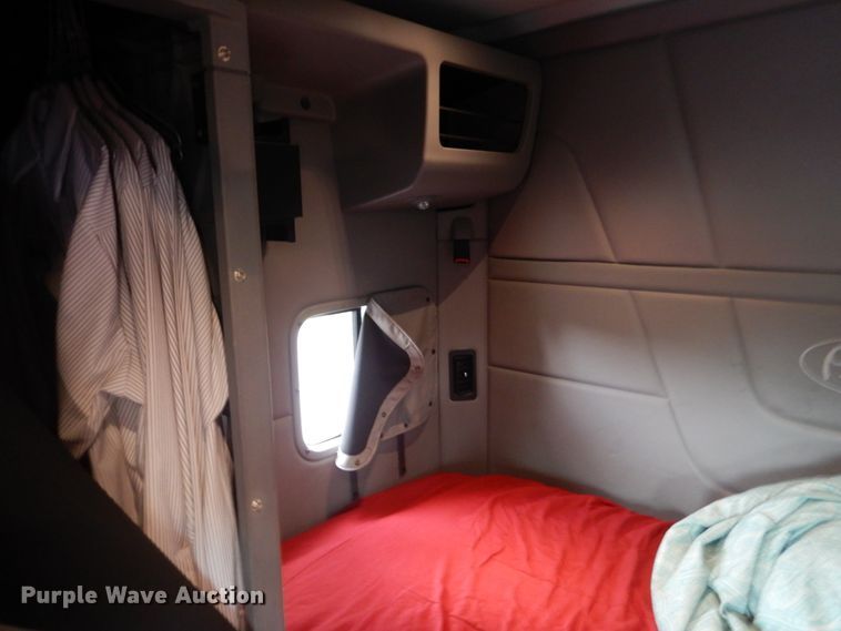 image for item DH5111 2015 Peterbilt 579  semi truck