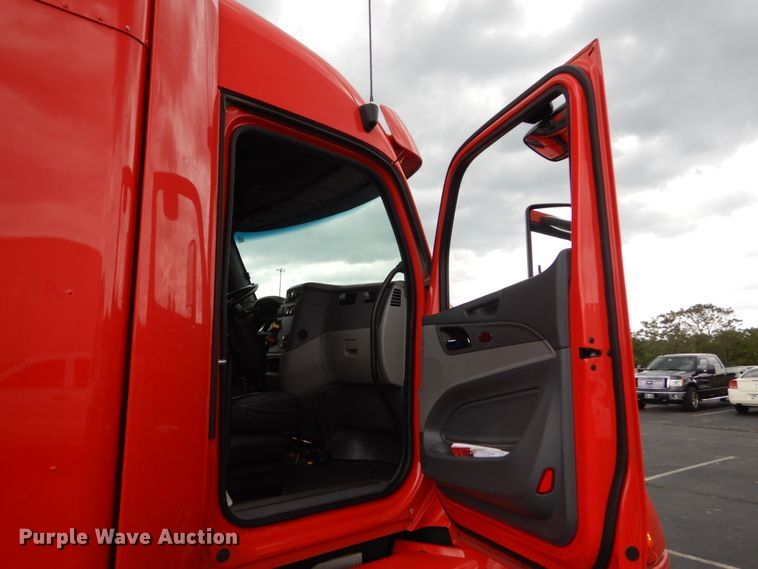 image for item DH5111 2015 Peterbilt 579  semi truck