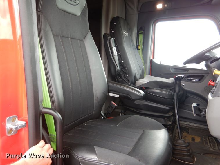 image for item DH5111 2015 Peterbilt 579  semi truck