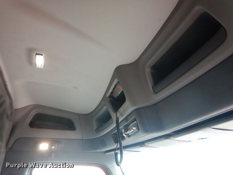 image for item DH5111 2015 Peterbilt 579  semi truck