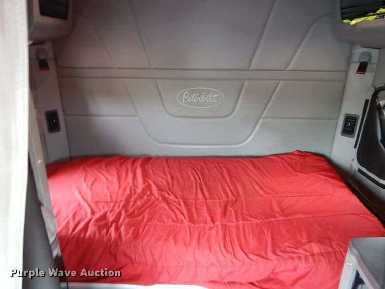 image for item DH5111 2015 Peterbilt 579  semi truck