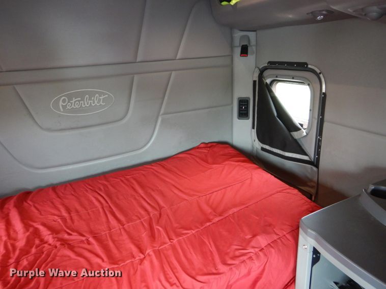 image for item DH5111 2015 Peterbilt 579  semi truck