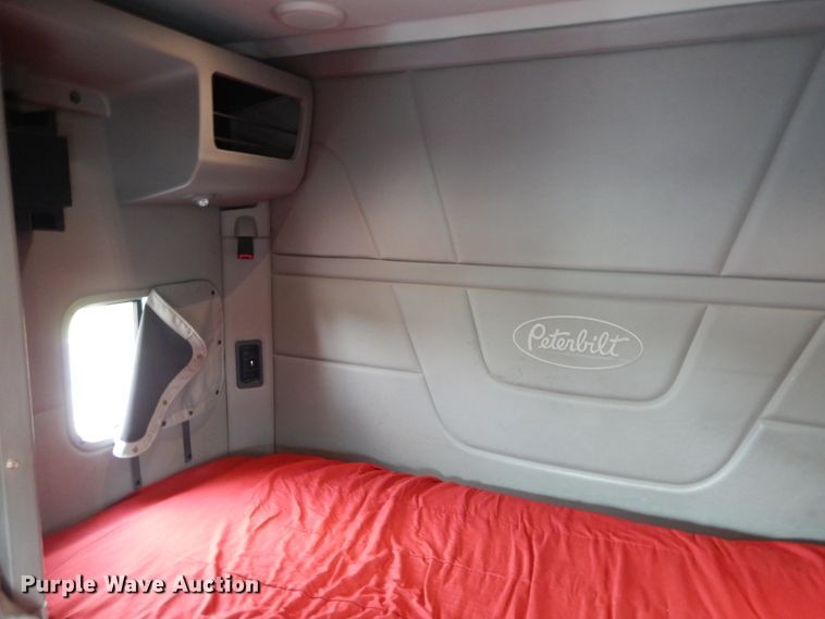 image for item DH5111 2015 Peterbilt 579  semi truck