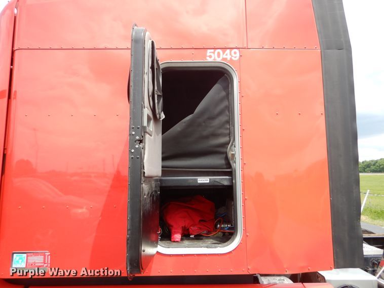 image for item DH5111 2015 Peterbilt 579  semi truck