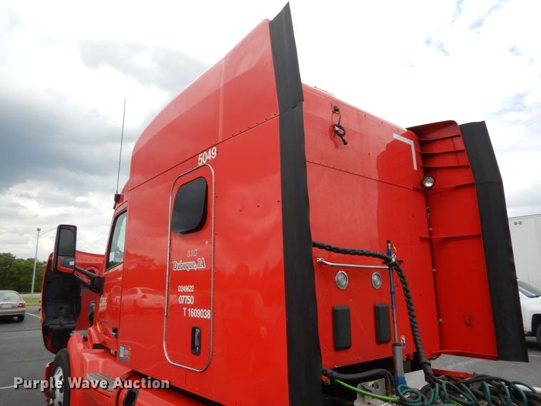 image for item DH5111 2015 Peterbilt 579  semi truck