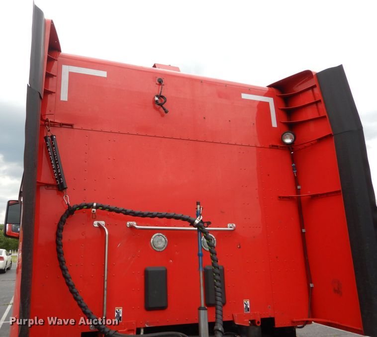 image for item DH5111 2015 Peterbilt 579  semi truck