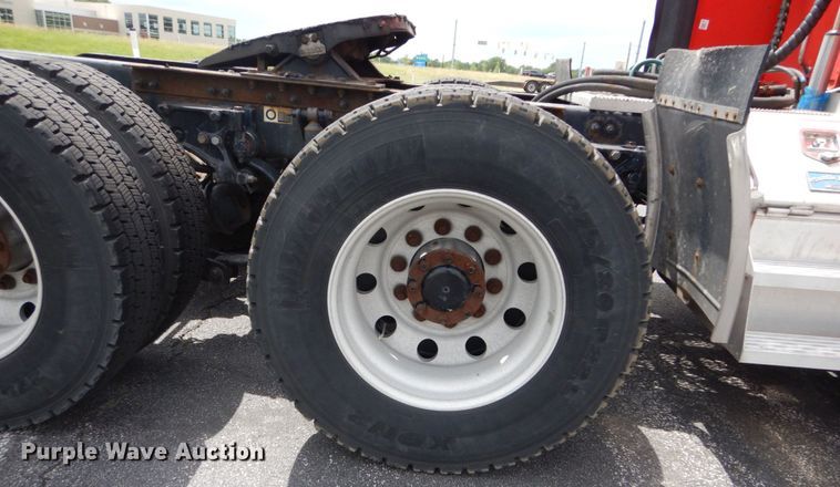 image for item DH5111 2015 Peterbilt 579  semi truck