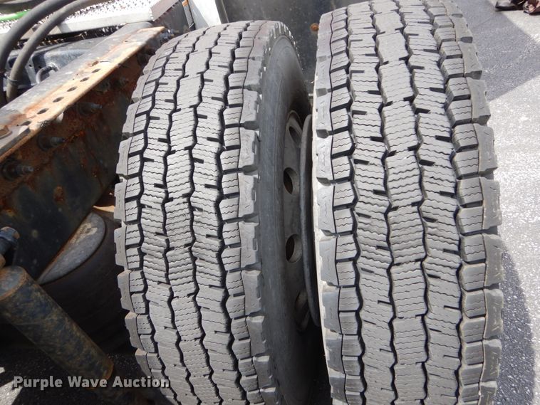 image for item DH5111 2015 Peterbilt 579  semi truck