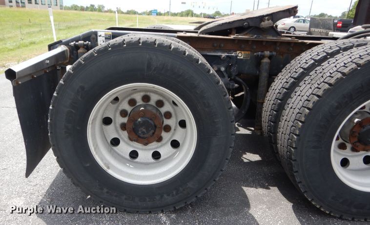 image for item DH5111 2015 Peterbilt 579  semi truck