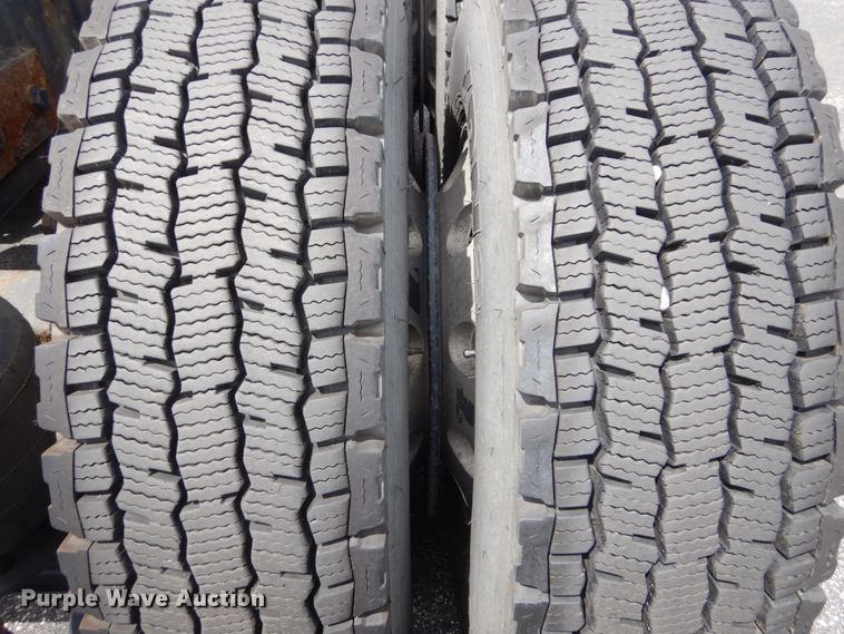 image for item DH5111 2015 Peterbilt 579  semi truck