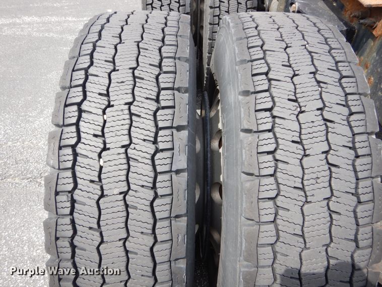 image for item DH5111 2015 Peterbilt 579  semi truck