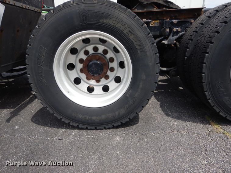 image for item DH5111 2015 Peterbilt 579  semi truck