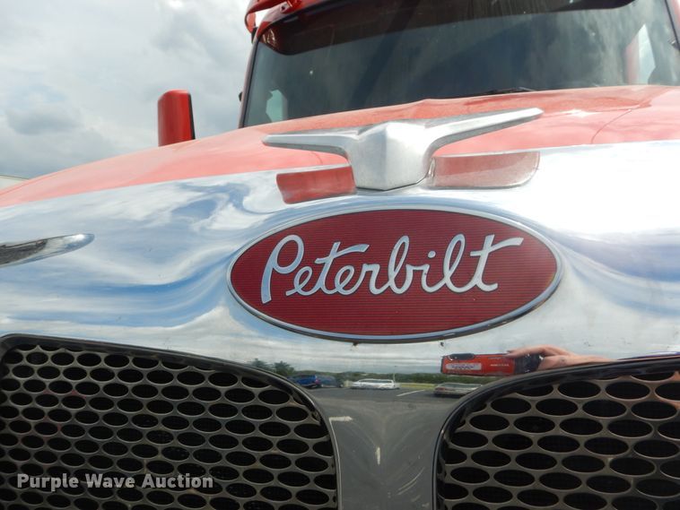 image for item DH5111 2015 Peterbilt 579  semi truck