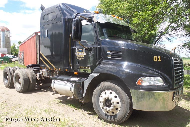 image for item DX9218 2005 Mack CXN613 semi truck
