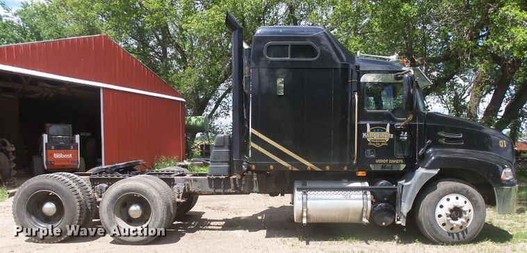 image for item DX9218 2005 Mack CXN613 semi truck