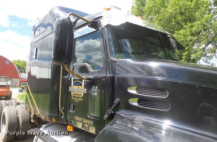 image for item DX9218 2005 Mack CXN613 semi truck